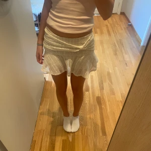 Strand kjol  - Super söt kjol från Shein. Jätte lätt kjol, perfekt att tex ha som en strand kjol Elelr bikini cover up. Det är också shorts på insidan av kjolen.