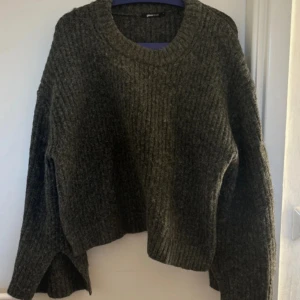 Grå Stickadtröja  - Grå Stickadtröja med slits vid armen