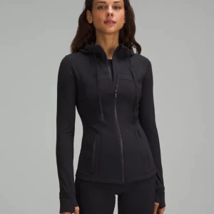 Lululemon jacka - Säljer min superfina och trendiga Lululemon jacka, aldrig använd. Köptes för 1400 kr. Det är modellen med en luva ☺️
