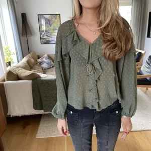 Zara blus  - Grön zara blus i xs jättebra skick! (Bilderna är lånade från tjejen jag köpte tröjan av) 💓