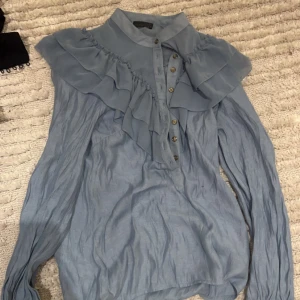 blus med volanger - så fin blus med volanger storlek xs/s