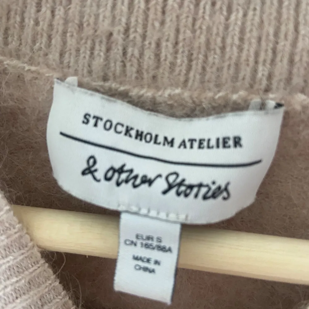 Säljer min fina stickade tshirt från &otherstories, den kommer tyvärr inte så mycket till användning längre❤️ Tecken på användning syns men annars så är den i fint skick❤️❤️. Tröjor & Koftor.