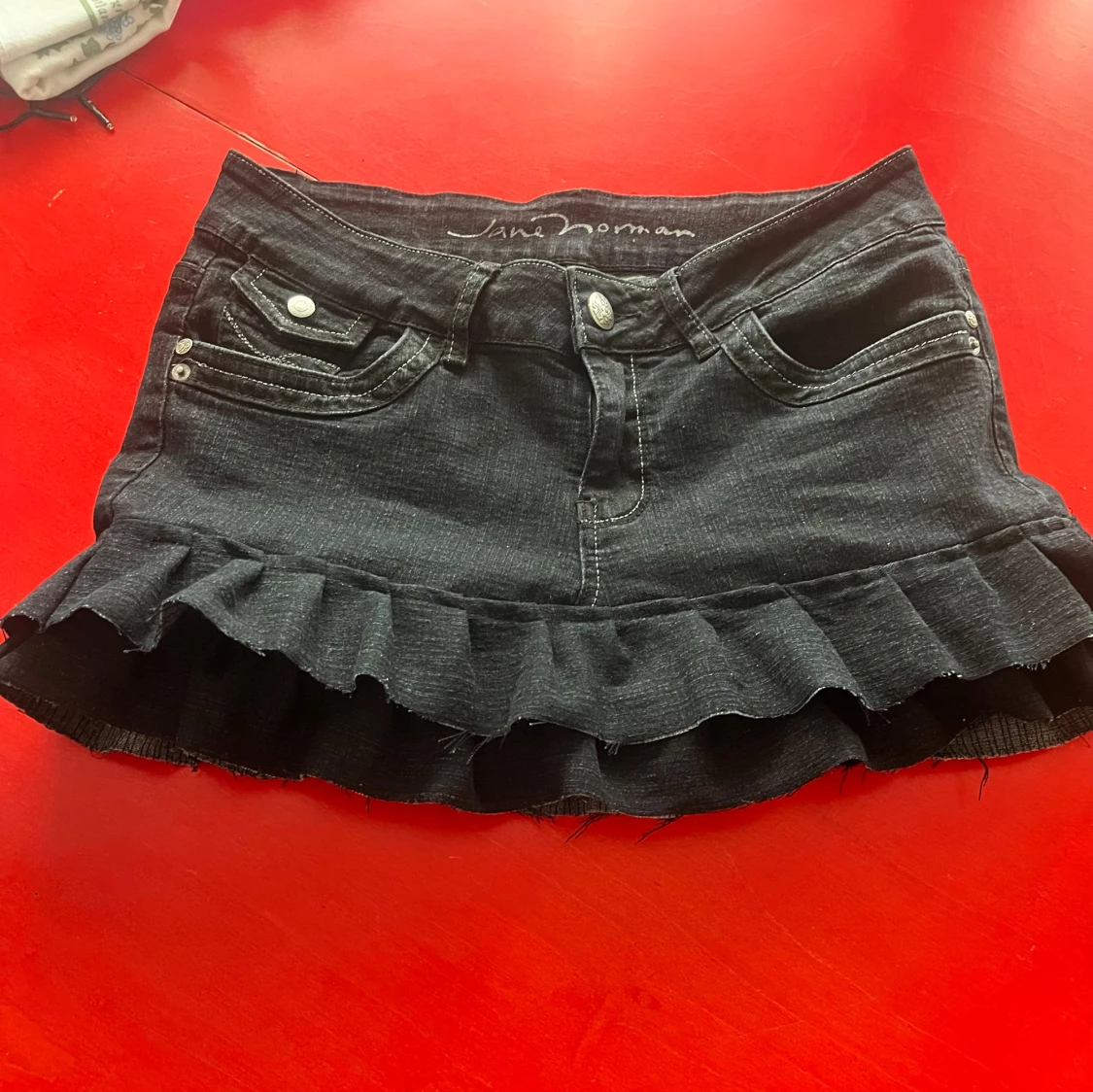 Lågmidjad kjol med volang  - 90