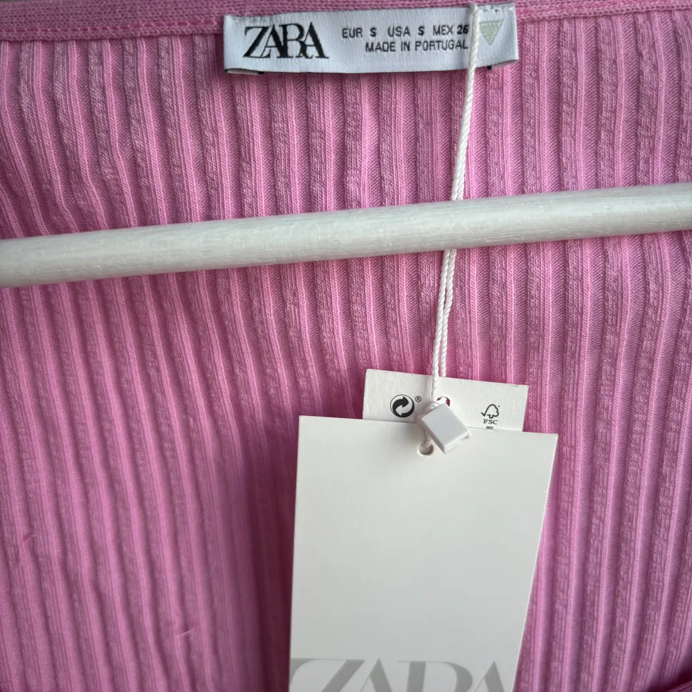 En långärmad rosa topp ifrån Zara. Prislappen sitter fortfarande på och är därför oanvänd. Den är i storlek S. . Toppar.