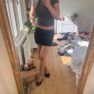 Svart tajt kjol  - Säljer denna super fina kjolen som tyvärr är för stor för mig💕 den är aldrig använd 