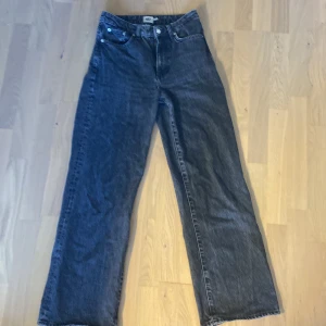 Svarta 157 jeans - Köpta från lager 157 och är helt nya. Jag har användit dom en gång och det ända negativa är att längst ner på det vänstra benet är den lite böjd (se på sista bilden) annars är kvaliteten 10/10 (skriv om du undrar något)  L 30  W 28