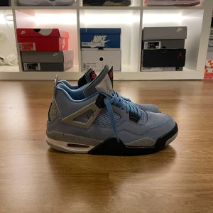 Jordan 4 unc  - Jag säljer mina Jordan 4 unc på grund av dem har blivit försmå för mig. Det är i fint skick det finns ingen box eller kvitto tyvärr. Jag köpte dem här på Plick hör av er om ni har några frågor 