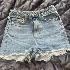 Blå jeansshorts - Ett par jättefina jeansshorts köpta på bik bok i storlek xs. Bra skick💕