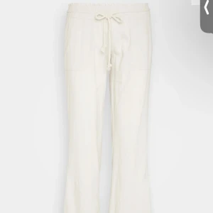 Linnebyxor  - Säljer mina fina ljus beiga linne/tygbyxor från Roxy. Använda men toppen skick, inga defekter❤️ nypris 599kr