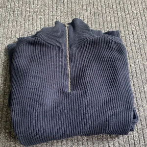 Marc O’Polo Halfzip - Tjena! Nu säljer jag min marc o polo halfzip!  Tröjan har en modern passform som framhäver din siluett utan att kompromissa med rörelsefriheten. Den är lätt att matcha med både jeans och chinos, vilket gör den till ett tillskott i garderoben! 