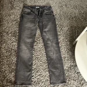 Low waist jeans  - Väldigt fina Pepe Jeans helt oanvända. Kommer inte till användning och säljer därför dessa dö snygga gråa jeans. Väldigt snygg modell! Strl 28🤍