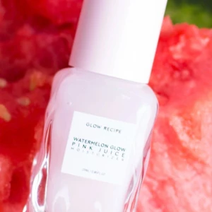 GLOW RECIPE - Hej! Nu säljer jag min mini glow recipe moisturizer då den inte kommer till användning o inte passar min hudtyp tyvärr❤️ den är använd ett fåtal gånger , så väldigt mycket produkt kvar 😊 luktar helt underbart gott! Nypris 250kr, mitt pris 150kr❤️