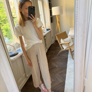 Sommarbyxor från Zara - Storlek 9-10 men extremt vida och stora. Ser ut som på bild på mig som är 1.60. Aldrig använda