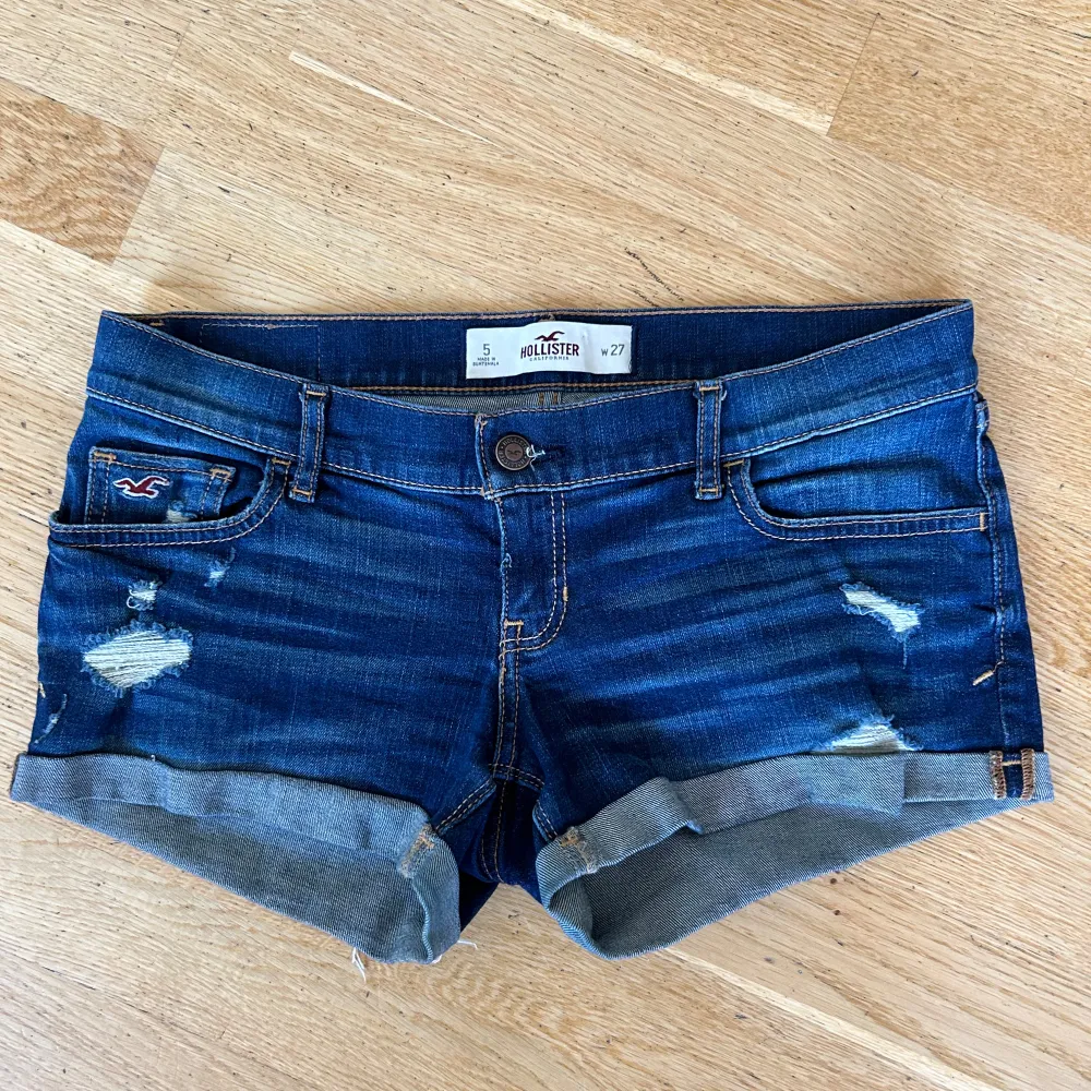 Supersnygga lågmidjade Hollister shorts i w27! Fint skick, inga defekter! Skriv om du undrar något💕 Midjemått: ca 40 cm. Shorts.