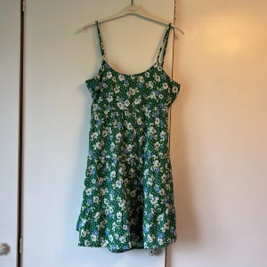 Klänning - Säljer denna gulliga klänning då den inte kommer till användning längre🫶🏼 Den har superfina knytdetaljer i ryggen, kan skicka fler bilder om det önskas🫶🏼