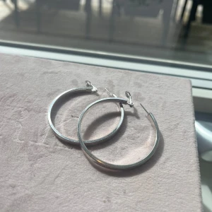Silver örhängen - Silver örhängen, säljer då jag inte använder silver smycken