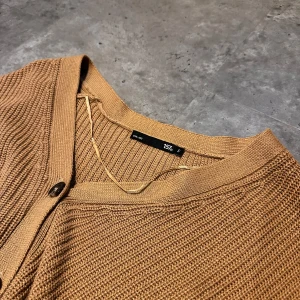 Kroppad stickad tröja💗 - Knappt använd och säljer för att jag inte använder den. Alla öglor är intackta. Ljusbrun färg så tyvärr missvisar bilderna lite och får tröjan att se varmare ut.. Annars jätte fin💗