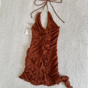 ZARA chokladbrun volangklänning / frill dress - Otroligt vacker chokladbrun volangklänning från ZARA. Storlek M men skulle säga att det är som en S. Ny med tags kvar, utan anmärkningar. Sista bilden är lånad. 🌻