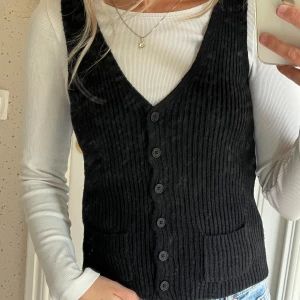 Stickad väst - Aldrig använd , som ny! 