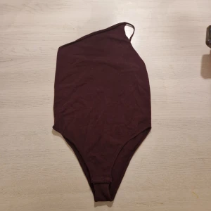 Röd body - Röd oneshoulder body, oanvänd
