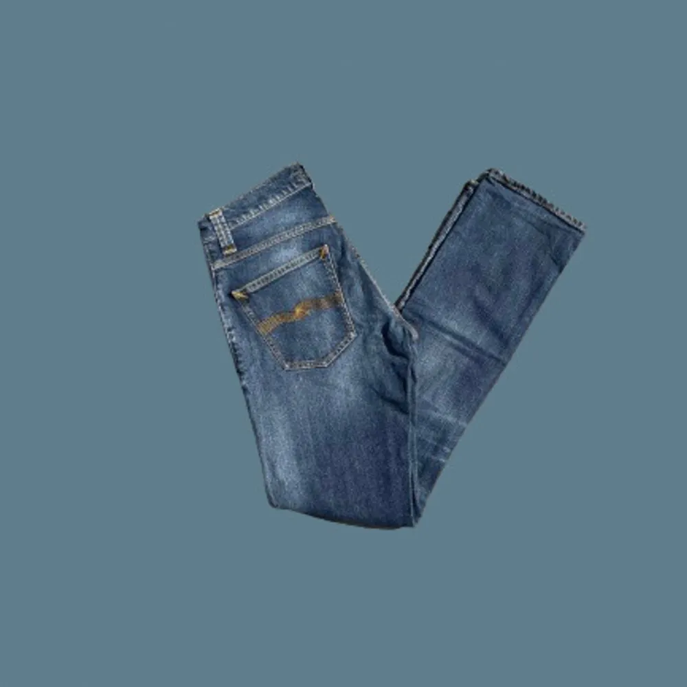 Säljer ett par feta mörkblå Nudie Jeans | passformen på byxorna är slimfit | storleken är 31/34 | byxorna är lätt använda och i bra skick 9/10 | nypris är ungefär 1600 kr, vårt pris 400 kr | hör av dig vid frågor eller funderingar 💯. Jeans & Byxor.