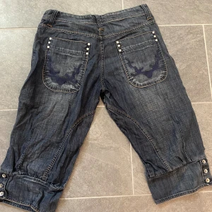 Lågmidjade vintage ”Jorts” med detaljer och fickor - Så snygga i storlek M(uppskattar dom lite större i storleken eller om man vill ha dom oversized). Super coola i fint skick trots att dom är vintage. Tryck gärna på köp nu eller bundel🦋