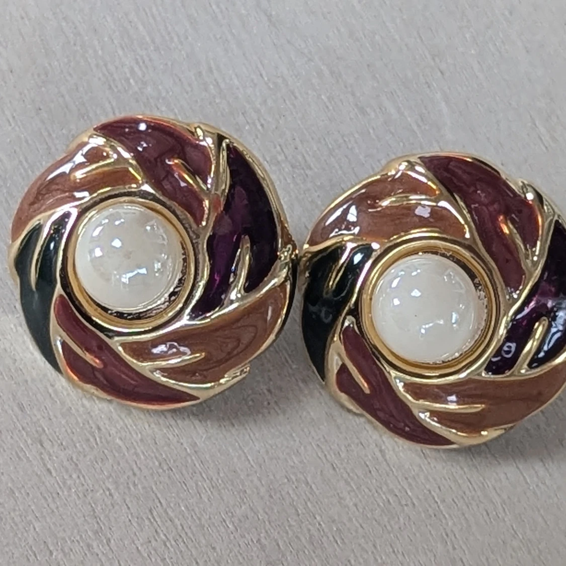 Färgglada örhängen med pärlor