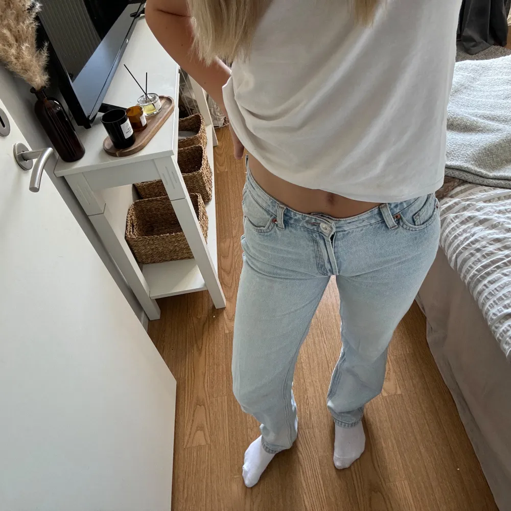 Säljer nu mina favorit jeans då de inte längre kommer till användning 🩵. Jeans & Byxor.