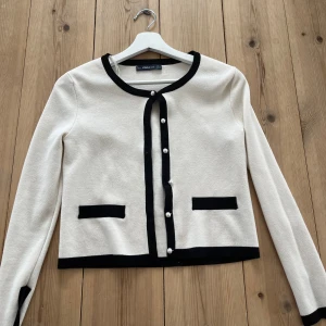 Zara kofta  - Säljer denna eleganta kofta från zara. Den är i väldigt bra skick och i strl XS. Tryck gärna på köp nu❣️❣️