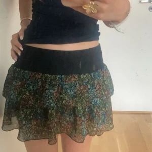 Miniskirt med volanger  - Super fin miniskirt med volanger 💋 Utan defekter och sitter bra på mig som ofta bär S!!