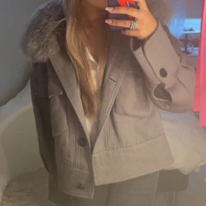 Meotine jacka - Säljer min fina meotine jacka då jag har andra jackor som används, ganska använd därav priset❤️ Storlek M/L men sitter mer som en S. Nypris: 2800kr säljer för 800kr❤️