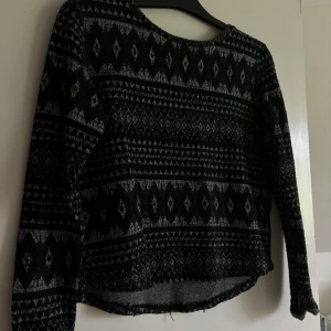 Svart tunnare tröja från H&M - Säljer en långärmad svart tröja med mönster från h&m, i storlek eur 170/ xs. Då den inte passar mig längre, den är använd ett fåtal gånger.