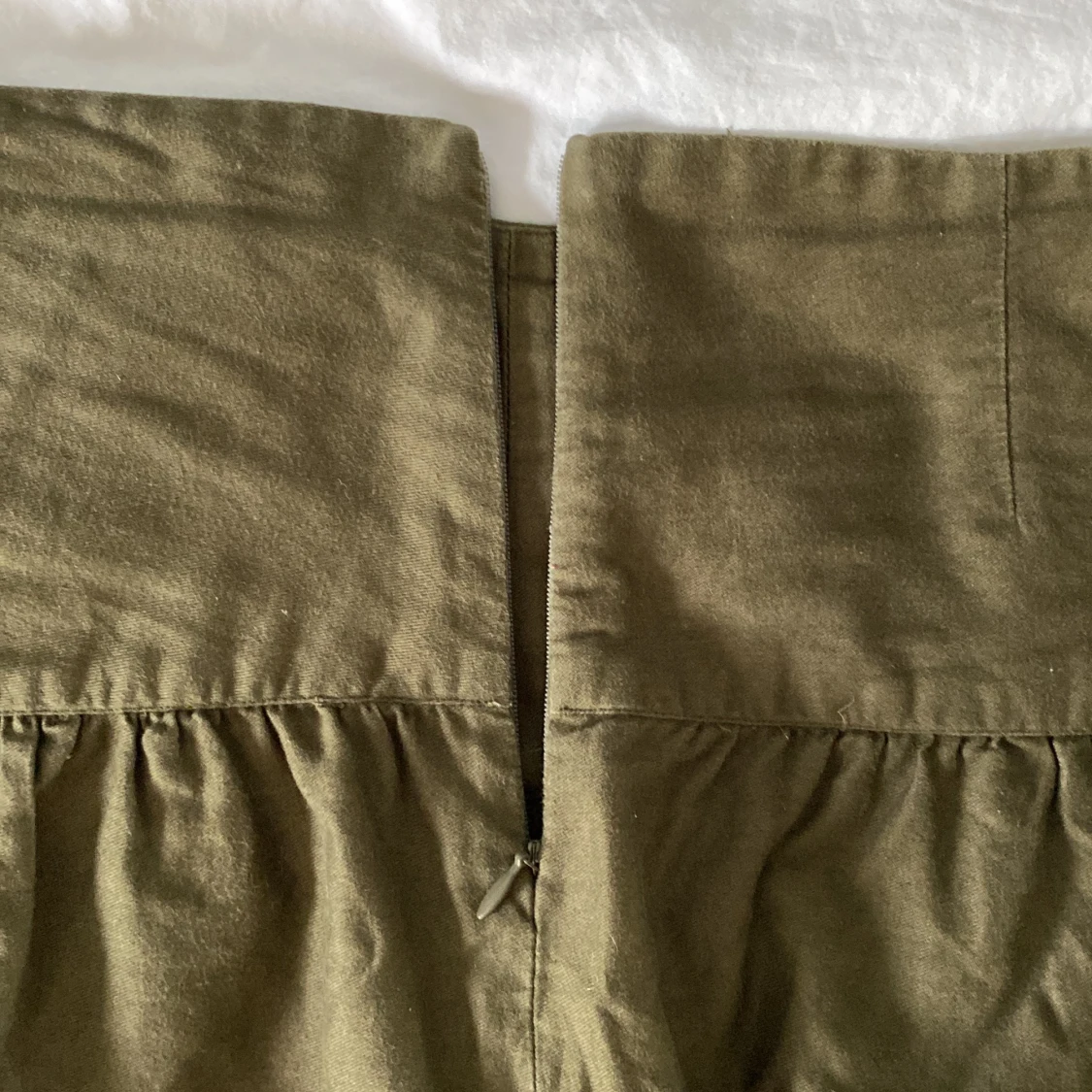 Khakigrön kjol med broderier - 92