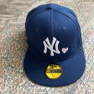 Yankee blå keps size 7 1/2  - Säljer yankee keps helt ny använt bara 2 gånger eftersom jag har en annan svart keps fick den i present ska samla pengar till nya skor