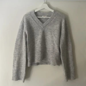 GINA YOUNG-Stickad tröja - Säljer denna mysiga tröjan då jag inte använder den längre! Har använts ett par gånger och är lite nopprig men är i ett väldigt bra skick ändå! Skriv om du vill ha fler bilder! Storlek 158/164 men skulle säga xs-s.💕