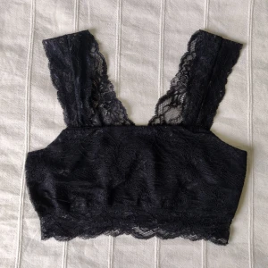 Svart spetstopp - bygellös bh - storlek XS - Svart spetstopp i storlek XS. Så snygg, med bredare spets and i ryggen. I bra skick. Kan skickas med ett frimärke (18 kr).