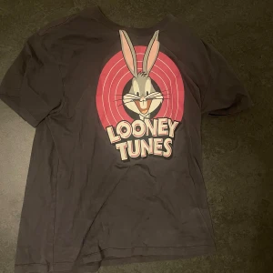 T-shirt med tryck - Säljer min t-shirt med tryck, köpte för flera år sen men inte använt så mycket 