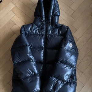 Moncler Ecrins Jacka - Storlek 5 / XL (passar L) Bra skick utan rivningar Köpt på NK i stockholm 2021.  Kvitto och tags medföljer. Nypris på moncler - 19.000 Kr Säljer för 8999 kr men kan gå ned i pris vid snabb och smidig affär:)  Varan är 100% autentisk.