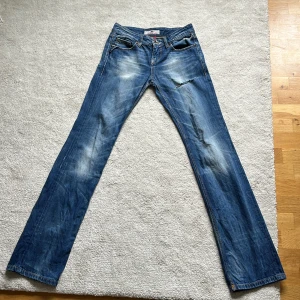Lowaist bootcut jeans - Säljer nu dessa skitsnygga lågmidjade bootcut jeans då de tyvärr är försmå för mig💕skriv prisförslag