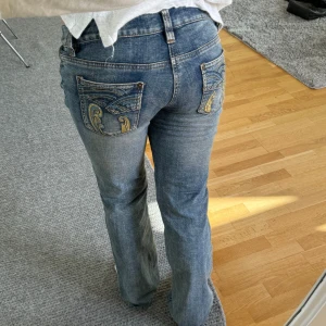 Lågmidjade jeans💕 - Jättefina lågmidjade jeans från John Baner. De har fina detaljer å har stretchiga tyg💓 Midjemått tvärs över ca 38cm innerbenslängd 81cm