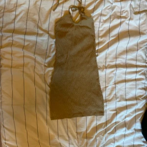 Klänning - Klänning från H&M, liten i storleken, aldrig använd, nyskick