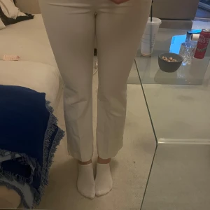 Vita kostymbyxor - Säljer dessa vita kostymbyxor från h&m pga att de är för små ❤️ Aldrig använda. Storlek 36. Innerbensläng 70 cm, ytterbenslängd 100cm från midjan och ned