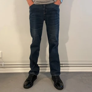 Armani jeans - Hej! Vi säljer nu dessa Armani jeans i storleken 32. Midjemått 39cm och innerbenslängd 77cm. Modellen är 185 och väger 70kg. Toppskick 10/10. Hör av dig vid frågor!