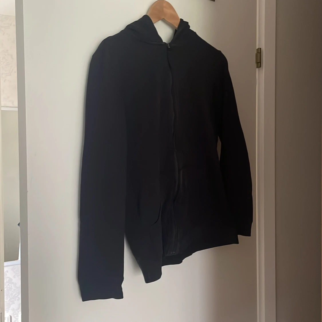 Svart huvjacka från Studio Total