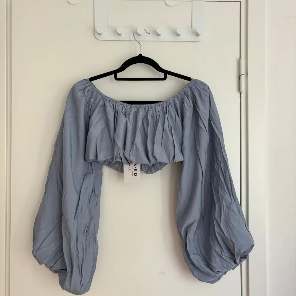 Säljer denna super söta oanvända (lappen sitter kvar) fest/sommar topp som är i färgen silkesblå önskar verkligen jag kunde ha den . Puserot.
