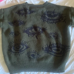 cool stickad långärmad tröja  - inga fläckar eller hål! bara testad :)