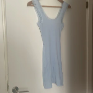 Blå söt klänning - Säljer nu min blåa söta klänning i strl xs från hm.