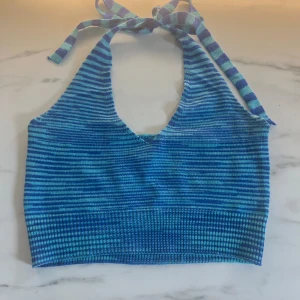 Blå randig topp - Blå/turkos färgad randig topp, justerbar, öppen rygg, v-ringas framtill 