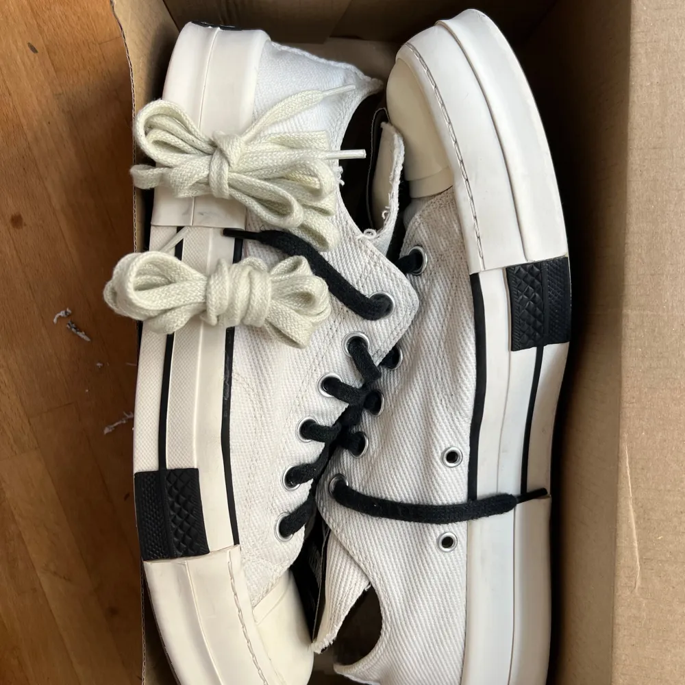 Rick Owens x Converse, Strl 44 Skick: 9/10 Tecken på användning förekommer (kan skicka bilder på detaljer). Har kvitto.. Skor.