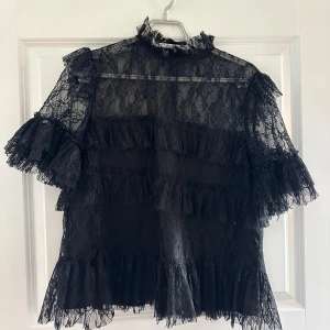 Bymalina blus - Denna vackra blus har varit en stor favorit i min garderob men nu är det dags för en ny ägare! Väl använd och har därför någon reva i spetsen, däremot inget som syns tydligt (lägger in bild)! Fantastiskt snygg blus som passar till alla tillfällen😍🌟